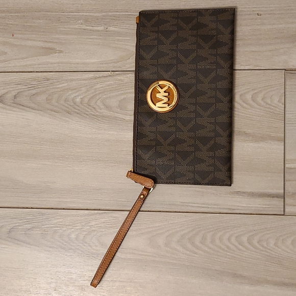 Michael Kors Handbags - Michael Kors Wristlet w/ Gold Circle MK on the outside. Lots of pockets!